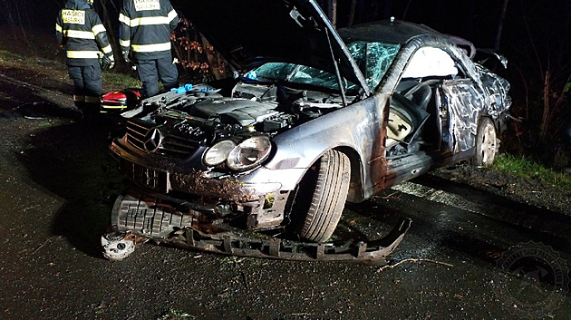 Po nárazu do mostku auto udělalo přemet, mladík za volantem měl zákaz řízení