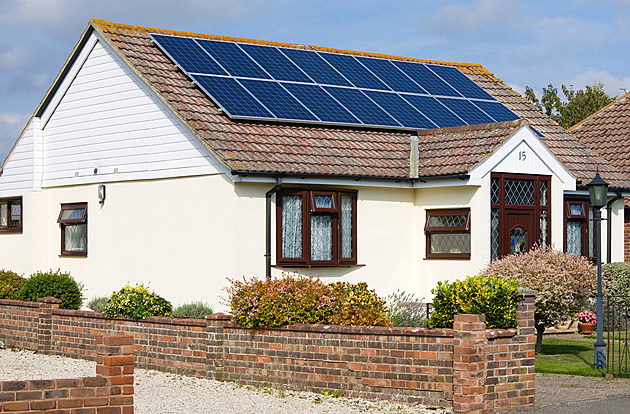 Surfaři na vlnách energie. Řídí spotřebu, ukládají elektřinu a vydělají na tom