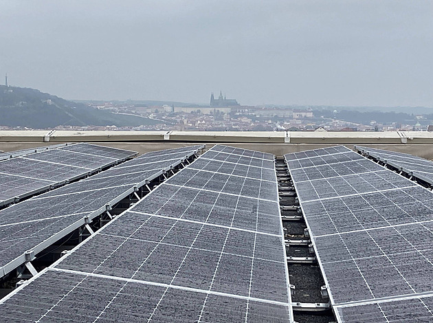 Obří fotovoltaika v Praze: projektanti museli dokázat, že neoslní Petřín