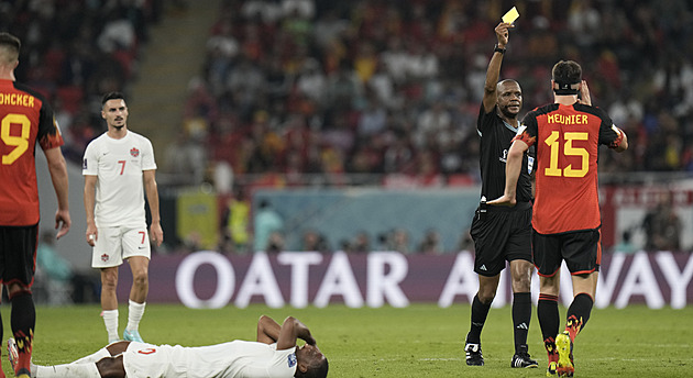 Skandální souhra sudích. Proč z penalty pro Kanadu udělali ofsajd