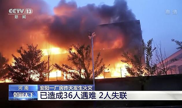 Požár ve fabrice v centrální Číně způsobila jiskra. Zemřelo 38 lidí