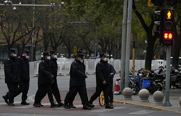 Čínská policie brání protestům proti opatřením, kolemjdoucím lustruje mobily