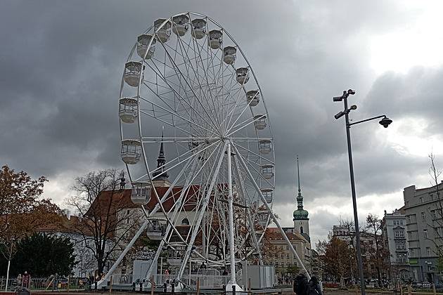 Návštěvníci uvázli na vyhlídkovém kole v Brně, obsluha na ně zapomněla
