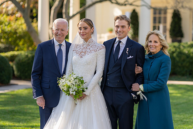 Vnučka amerického prezidenta Bidena se vdala v Bílém domě