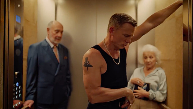 VIDEO: Úžasné, či trapné? Tančící Daniel Craig se odvázal v reklamě na vodku