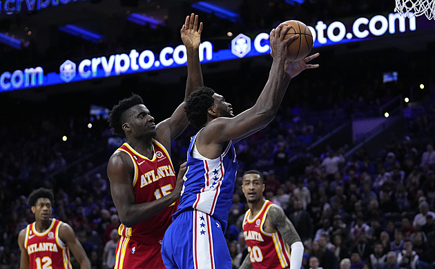 Embiid po zranění vystřílel v NBA Philadelphii výhru, Durant dal 45 bodů