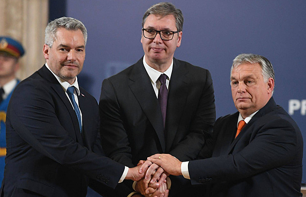 „Azylová politika EU selhala.“ Rakousko, Maďarsko a Srbsko opevňují hranice