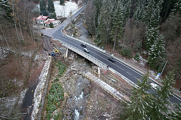 Chátrající „polské“ mosty v Temném Dole nahradily tři nové. Most u křižovatky...