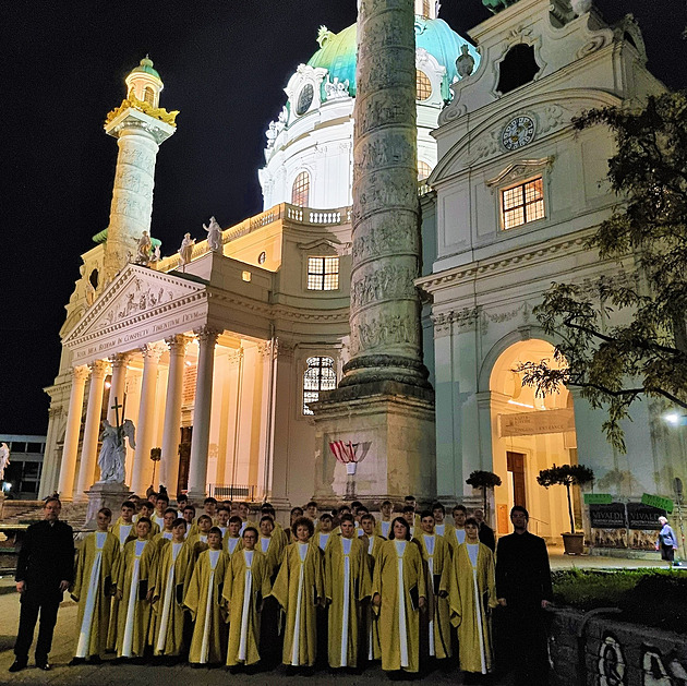 Na tyicet chlapc Boni pueri za ízení dirigenta Marka tilce zpívalo ve...