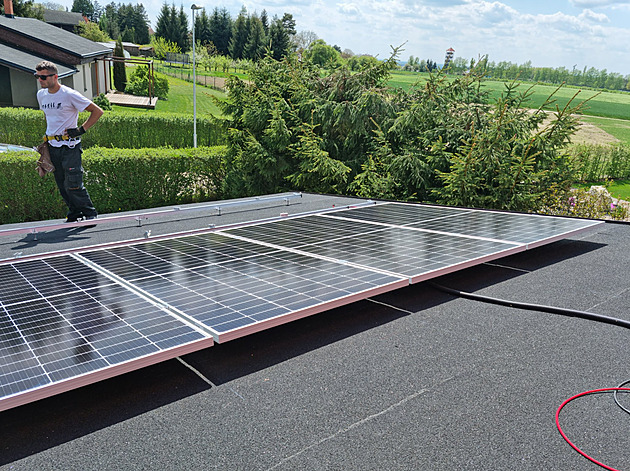 Po roce píprav v ernov instalují na stechu sokolovny fotovoltaické panely....