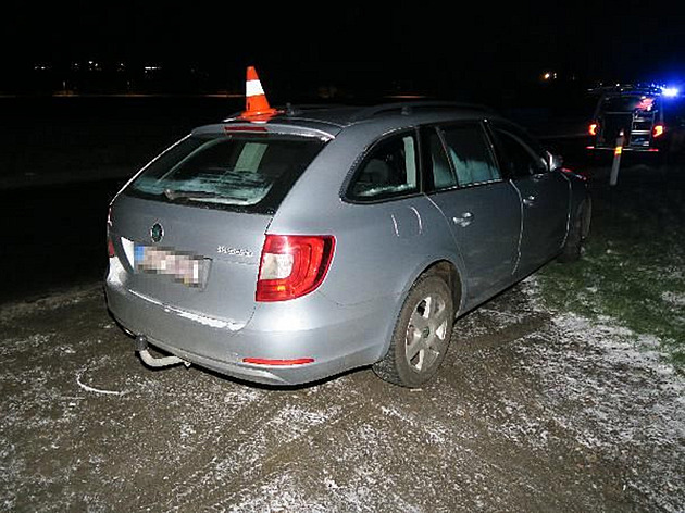 Řidič auta se střetl mezi Českou Skalicí a Zlíčí s neosvětleným opilým chodcem.