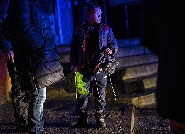 Ukrajina eviduje 15 tisíc nezvěstných. Lidé v Chersonu pátrají po příbuzných