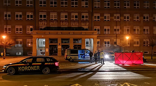 Před školou v Plzni se upálil senior, podle všeho jde o sebevraždu