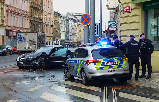 <p>Na rohu Slovenské a Francouzské ulice na pražských Vinohradech došlo dnes k dopravní nehodě. Na místě jsou policisté. Další vozidla se místu opatrně vyhýbají.</p>