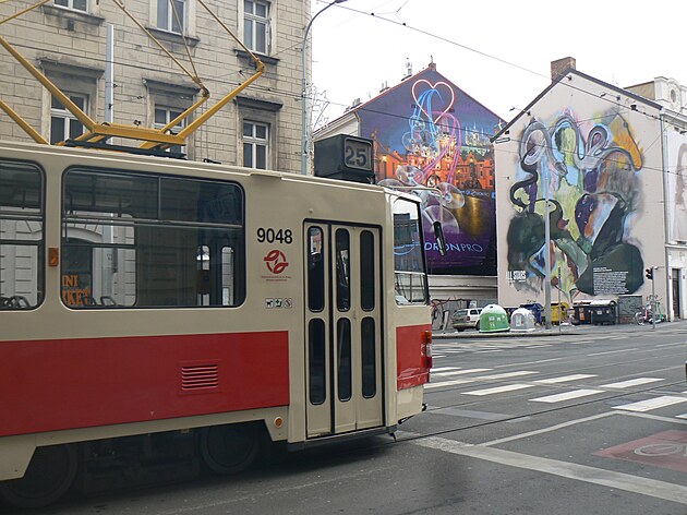 Na Smíchov se jako sluební jízda objevila popletená tramvaj oznaená na stee íslem 25 ale na tabulce smru jízdy a také stanic . 22, tak snad zítra k 60.výroí provozu kultovních praských tramvají T3 poádané dopravním podnikem tramvajový prvod