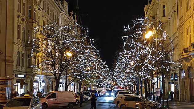 <p>Osvětlená Pařížská ulice.</p>