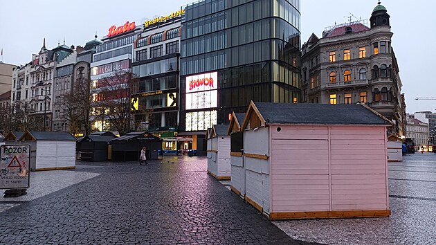 <p>Stavba vánočního trhu na Václavském náměstí.</p>
