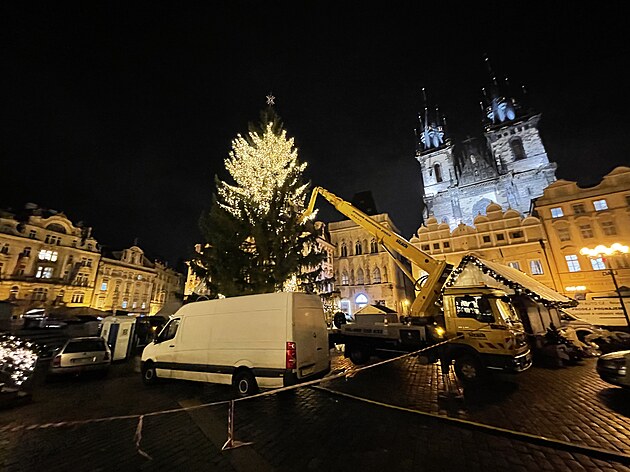 <p>Chystání vánočního stromu na Staroměstském náměstí.</p>
