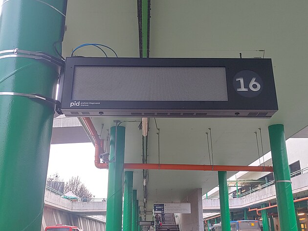 <p>Už asi před měsícem byly nainstalovány na Čerňáku tyto moderní info panely, nicméně info o odjezdu autobusů se stále nedozvíte. Mezitím přibývají další po Praze a ani jeden nefunguje. </p>