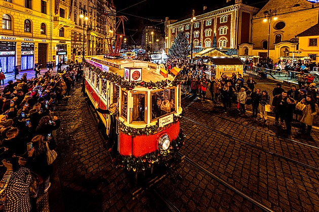<p>Včera poprvé vyjely sváteční vánoční tramvaje přes náměstí Republiky. </p>