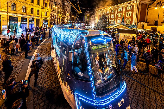<p>Včera poprvé vyjely sváteční vánoční tramvaje přes náměstí Republiky.</p>