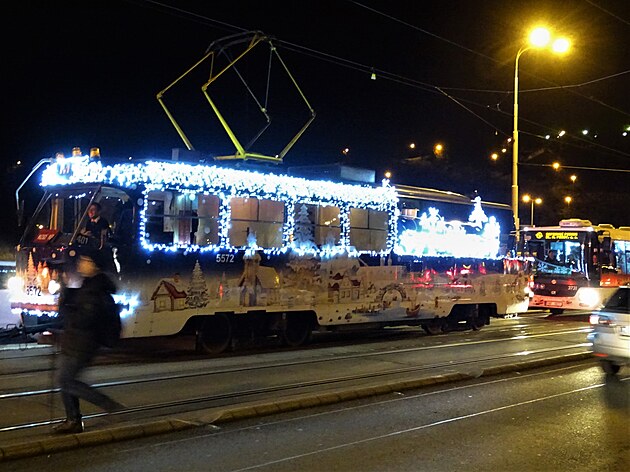 <p>Vánoce se blíží, svátečně vyzdobené tramvaje a autobusy včera projely centrem Prahy, nechyběla ani legendární „Mazačka“ se svatým Andělem - ochranitelem.</p>
