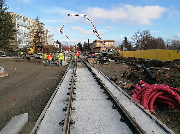 <p>Výstavba nové tramvajové trati na Dědinu pokračuje pokládkou koleji. Provoz bude příští rok na trati 2,2 km dlouhé.</p>