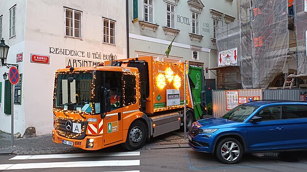 <p>Vánočně vyzdobené popelářské auto v Praze 1 na Starém Městě.</p>