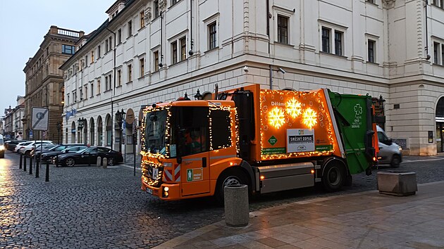 <p>Dnes v úterý 29.11.2022 jsem viděl vánoční popelářský vůz v Praze 1 na Starém Městě u Stavovského divadla.</p>