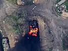 Záznam z útoku ruského dronu Lancet na ukrajinskou vojenskou techniku