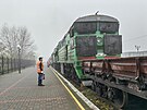 Vlak z Kyjeva. Lokomotiva tlaí dva nákladní vagony kvli pípadnému zaminování...