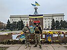 Ukrajintí vojáci drí znak Chersonské oblasti na hlavním námstí v Chersonu.