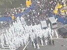 Dlníky ve Foxconnu drí stovky policist