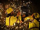 Pracovníci THMP zdobili vánoní strom na Staromstském námstí od úterý 22....