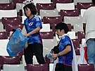 Japontí fanouci uklízejí tribuny po vyhraném zápase nad Nmeckem na...