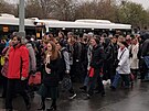 Cestujc ve stanici Nov Butovice ekaj na nhradn autobusovou dopravu (29....