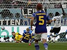 Daizen Maeda pekonal nmeckého brankáe Manuela Neuera, ale gól neplatil kvli...
