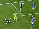 Japonský gólman uii Gonda nesouhlasí s odpískanou penaltou po zákroku na...