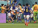 Japontí fotbalisté slaví druhou branku proti Nmecku.