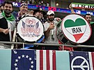 Fanouci USA a Íránu ped zaátkem zápasu.
