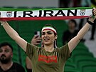 Íránská fanynka ped utkáním se Spojenými státy.