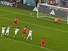 Gareth Bale z Walesu srovnává z penalty v utkání proti USA.