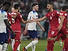 Íránský útoník Mahdí Taremí slaví se spoluhrái gól proti Anglii.