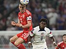 Velský útoník Gareth Bale hlavikuje v souboji s Yunusem Musahem ze Spojených...
