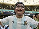 Argentinský fanouek v masce Diega Maradony ped utkáním proti Saúdské Arábii