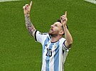 Argentinský útoník Lionel Messi oslavuje svj gól z pokutového kopu v utkání...