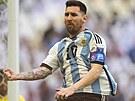 Argentinský útoník Lionel Messi oslavuje svj gól z pokutového kopu v utkání...