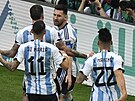 Argentintí fotbalisté se radují z gólu Lionela Messiho (druhý zprava).