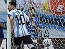 Lionel Messi promuje pokutový kop v utkání proti Saúdské Arábii.