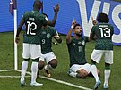 Fotbalisté Saúdské Arábie oslavují gól, který vstelil Sálih ahrí (druhý...